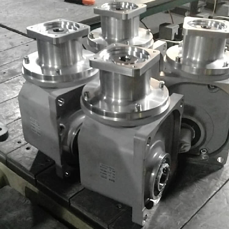 4臺(tái)伺服電機(jī)法蘭直角減速機(jī)-士元直角減速機(jī)