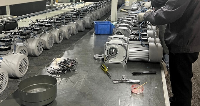 帶手柄的剎車直角減速電機(jī) 士元直角減速機(jī)工廠生產(chǎn)現(xiàn)場(chǎng)